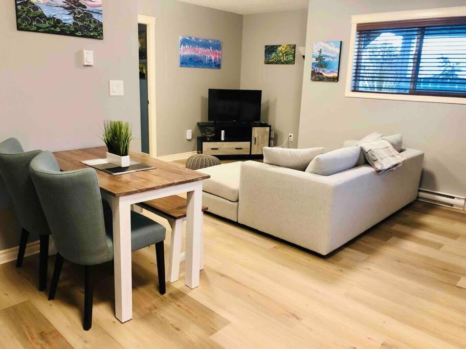 Olympic Views - Cozy Modern 2br *